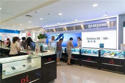 揭秘手機店生存之道 賣手機不掙錢，利潤點究竟在哪里？